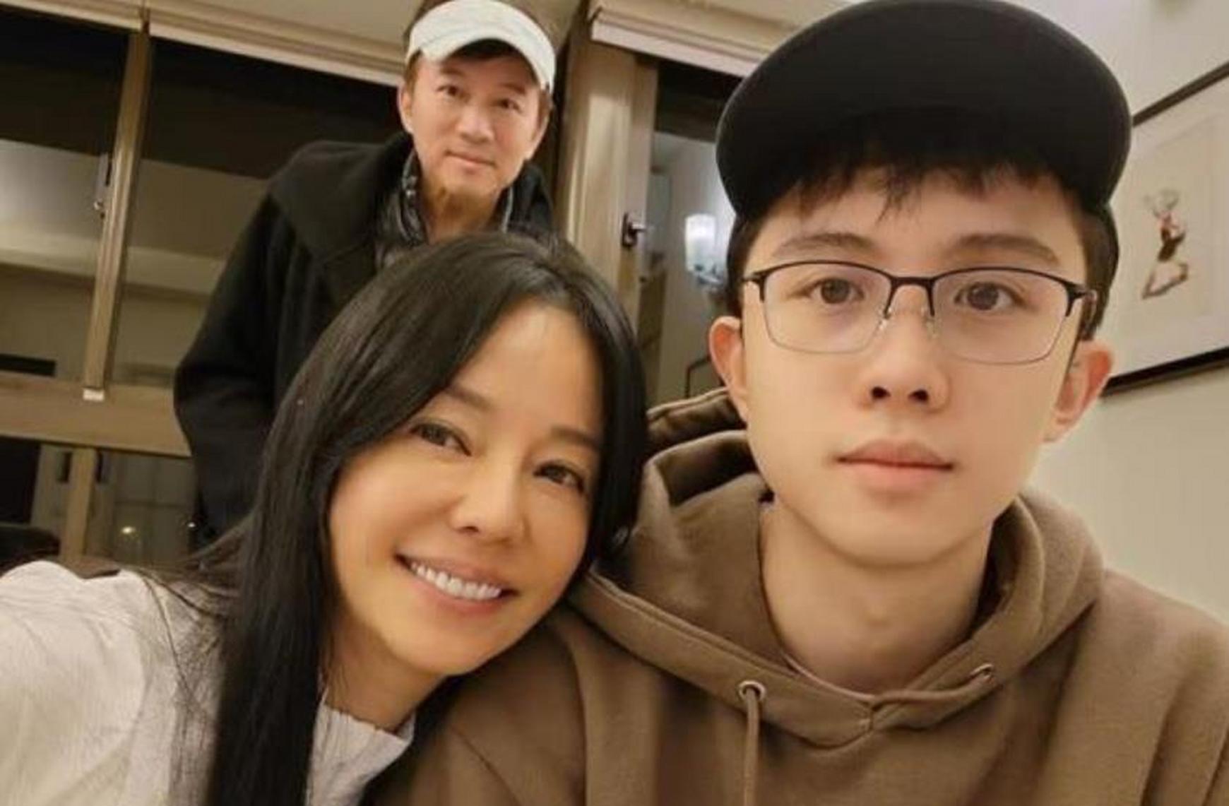 回顾女星狄莺有多溺爱儿子15岁才分床睡,不料儿子18岁就"出事"了_孩子