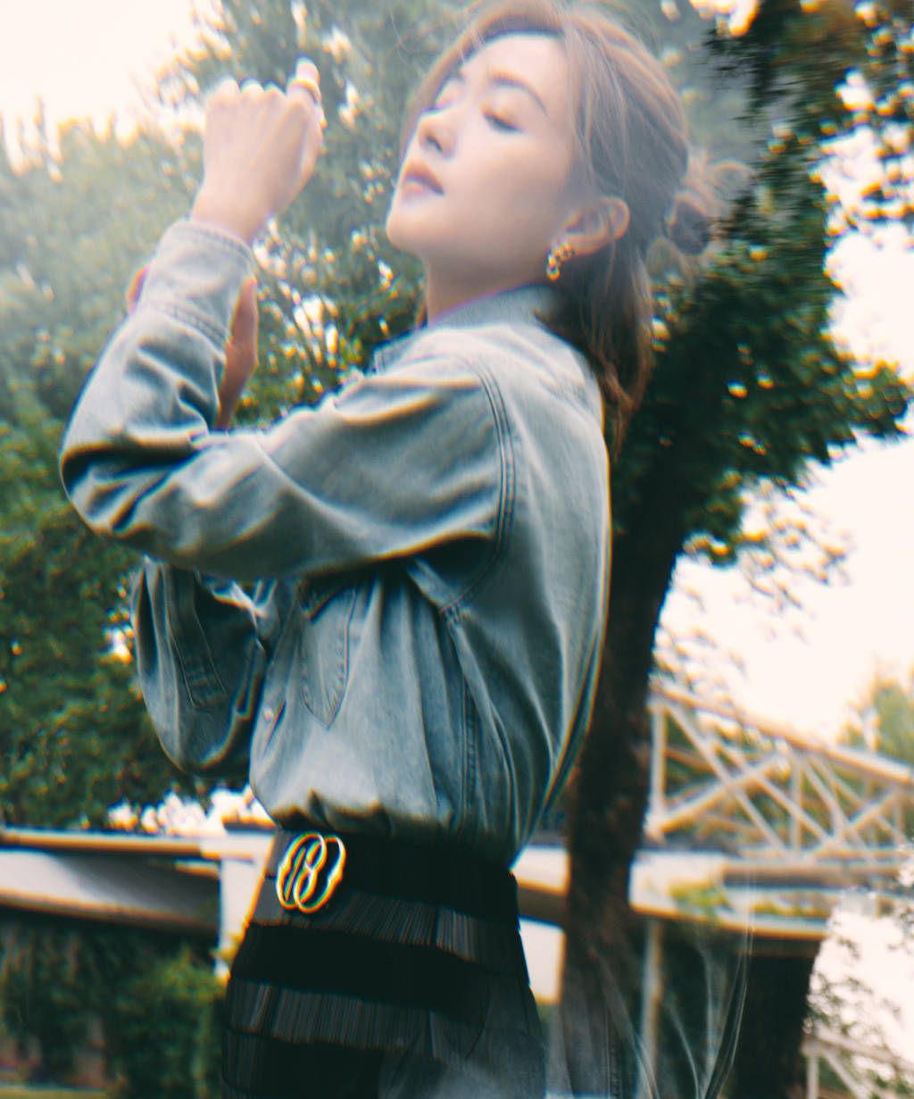 万茜牛仔外套搭亮片裙,酷飒又性感,短发造型嫩似高中生_黑色_气质