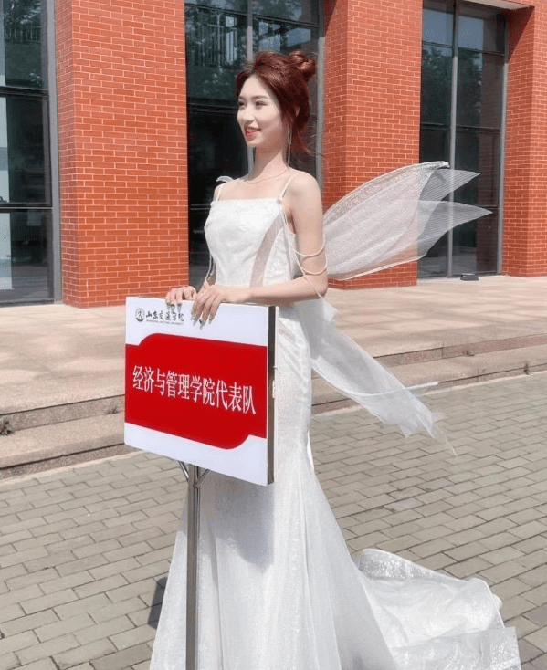 大学生运动会举牌女生走红,妥妥的小说女主！