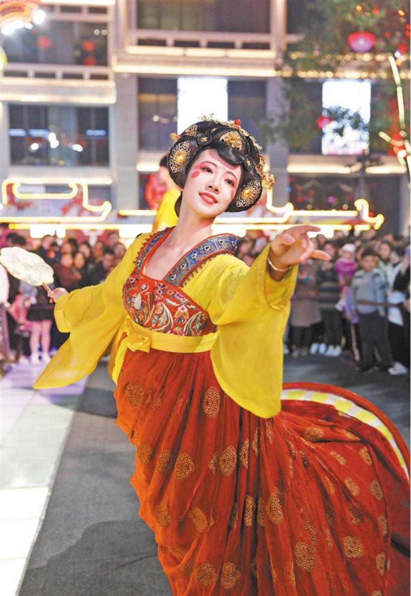 不倒翁小姐姐冯佳晨,爆红后拒绝网红公司邀请,现在她过得怎样了_表演