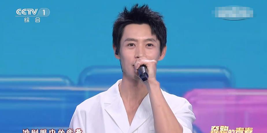 五四晚会:陈晓的星星眼太勾人,李沁妆好怪,被毛晓彤美到了_合唱_白色