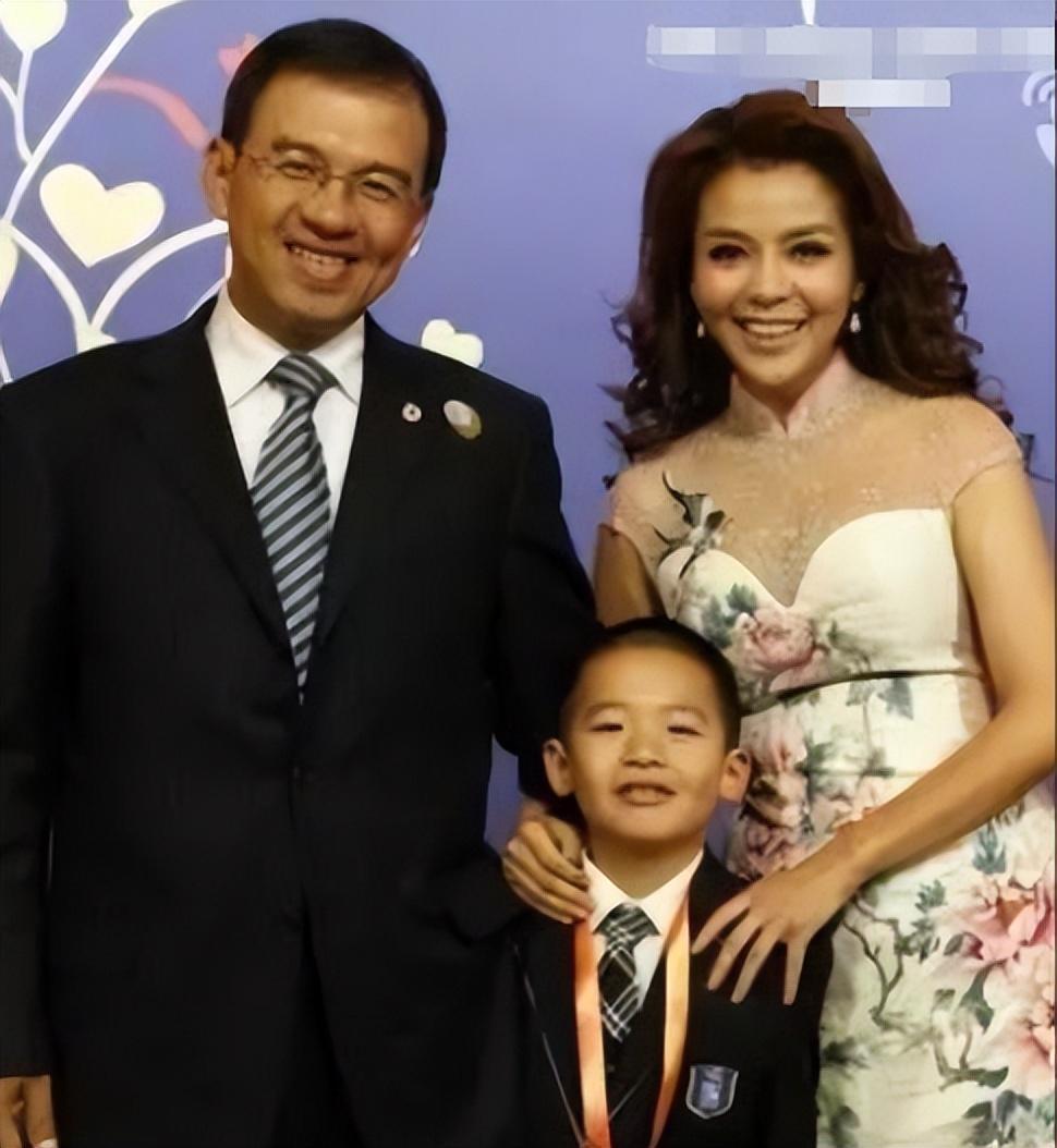 悲惨朱迅:嫁大8岁王志伺候瘫痪公公,抗病期母亲成心中一生的痛_父母