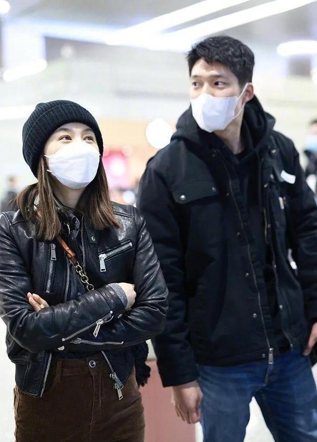 王子文带男朋友走机场,不牵手也不搂腰,各走各的却有说有笑_永恩_带着