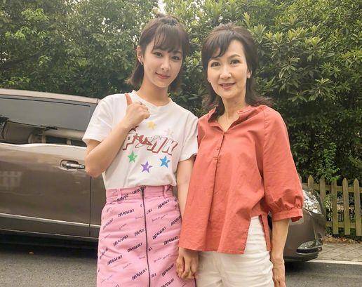 她口中的小青姐姐不是别人,正是赵雅芝版《新白娘子传奇》里饰演小青