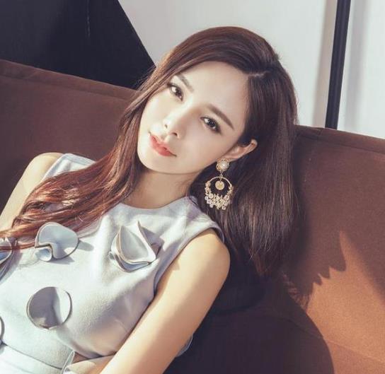 沈梦辰和刘维拍时尚大片引热议,拍照动作太俗气,被指打擦边球_写真