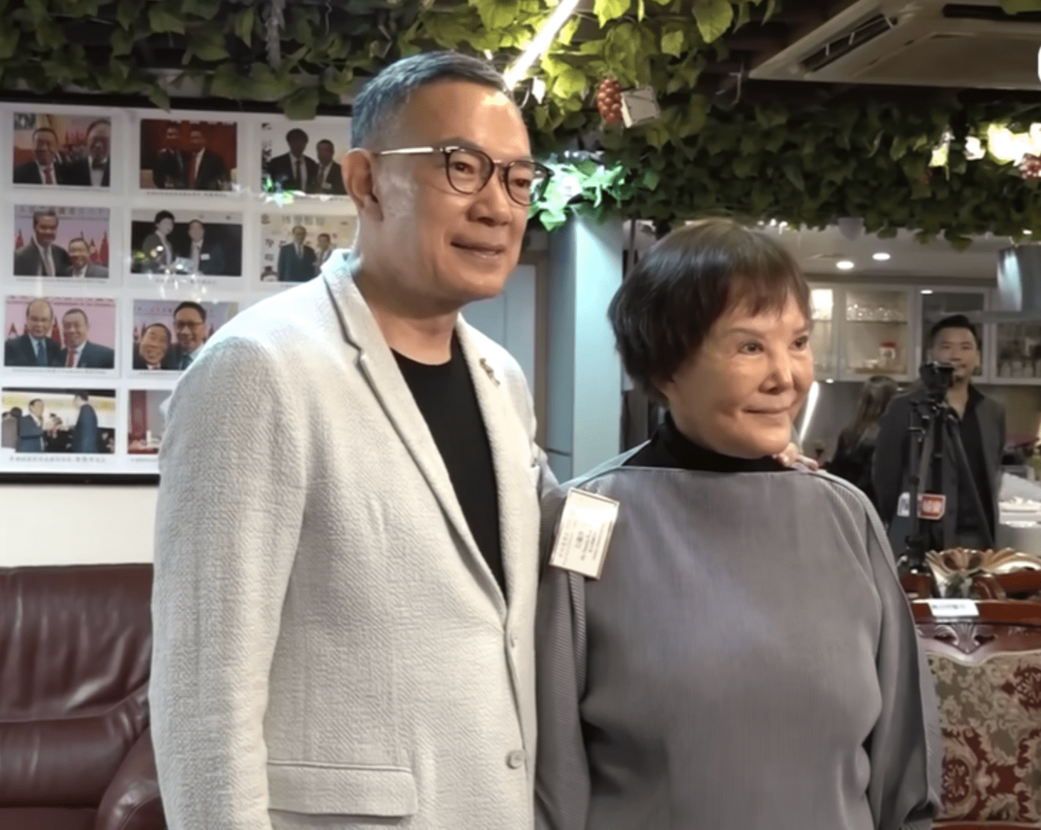 白韵琴与谢伟俊在一起逾30年,两人出席活动的时候,谢伟俊很多时候都在