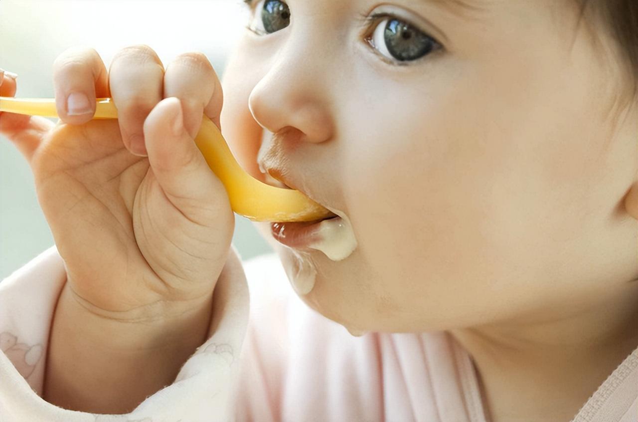 勺喂宝宝嘴被辣红,第一次加辅食,掌握好这些就够了_孩子_什么_勺子