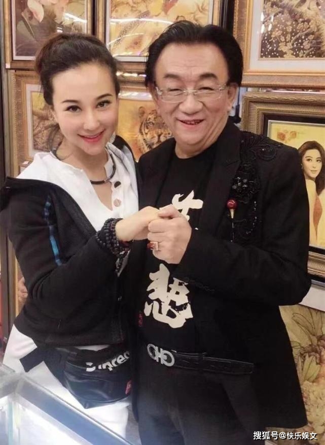 77岁侯耀华参加助残活动!与年轻女粉丝亲密合影,眼神碰撞有温度_人生_侯宝林_生活
