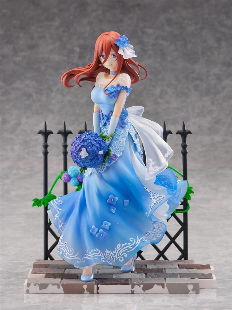 中野五姐妹中的三女,红发的中野三玖穿着可爱的蓝色婚纱.