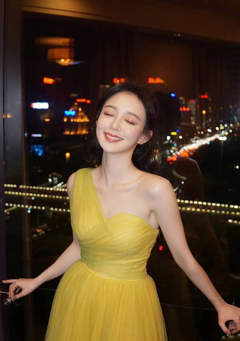 汪小敏排名第三,虽然在其他人气排名中并不高,但她曾是选秀节目《花儿