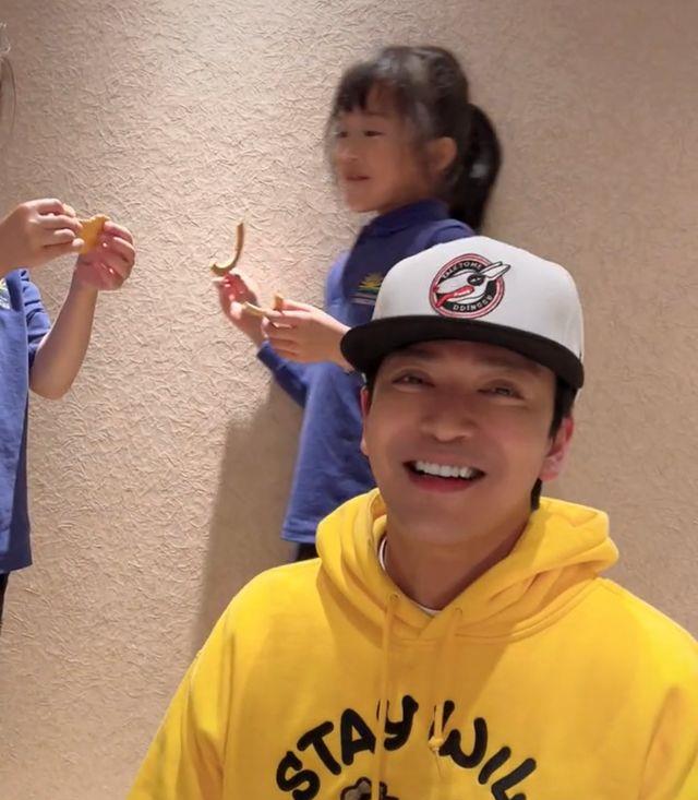 陈晓东享受亲子时光,宽大双眼皮太瞩目,俩女儿瓜子脸颜值非常高