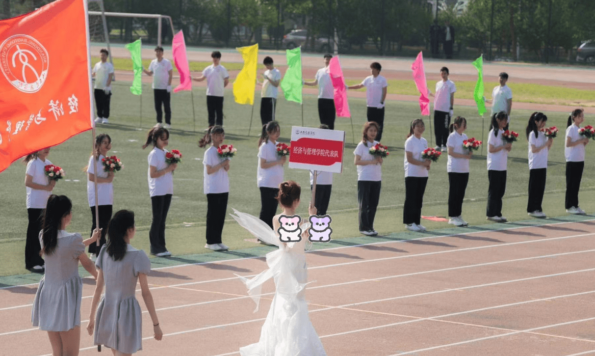 大学生运动会举牌女生走红,妥妥的小说女主！