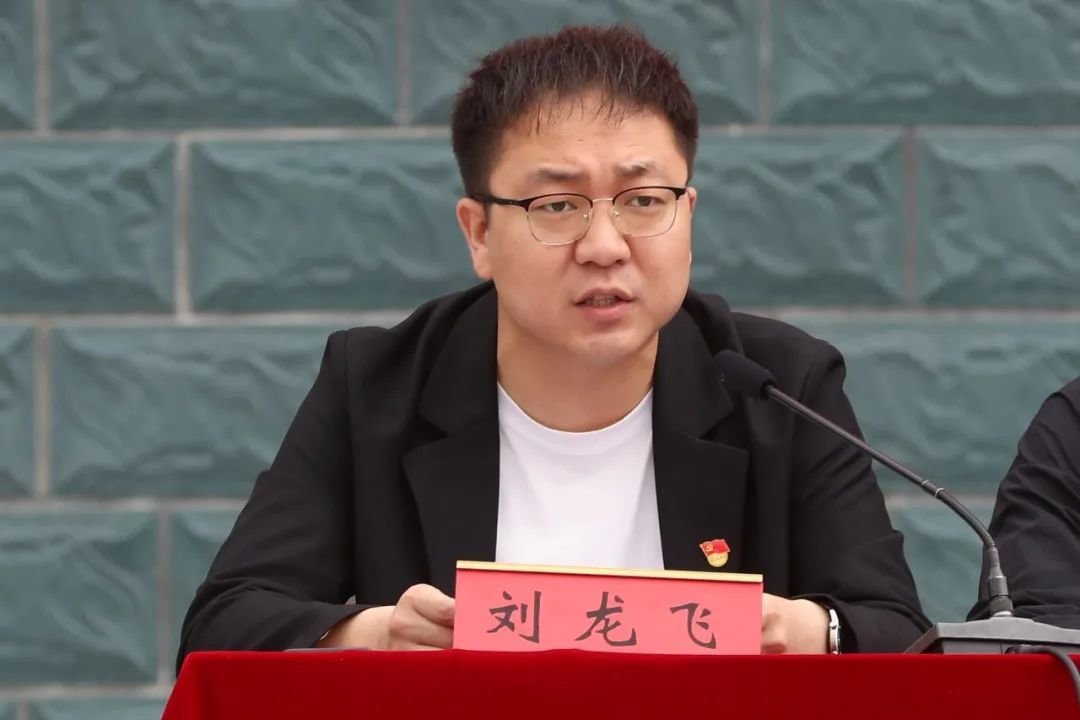 仪式由塔沟武校党委副书记刘龙飞主持,塔沟武校团委副书记耿如意宣读