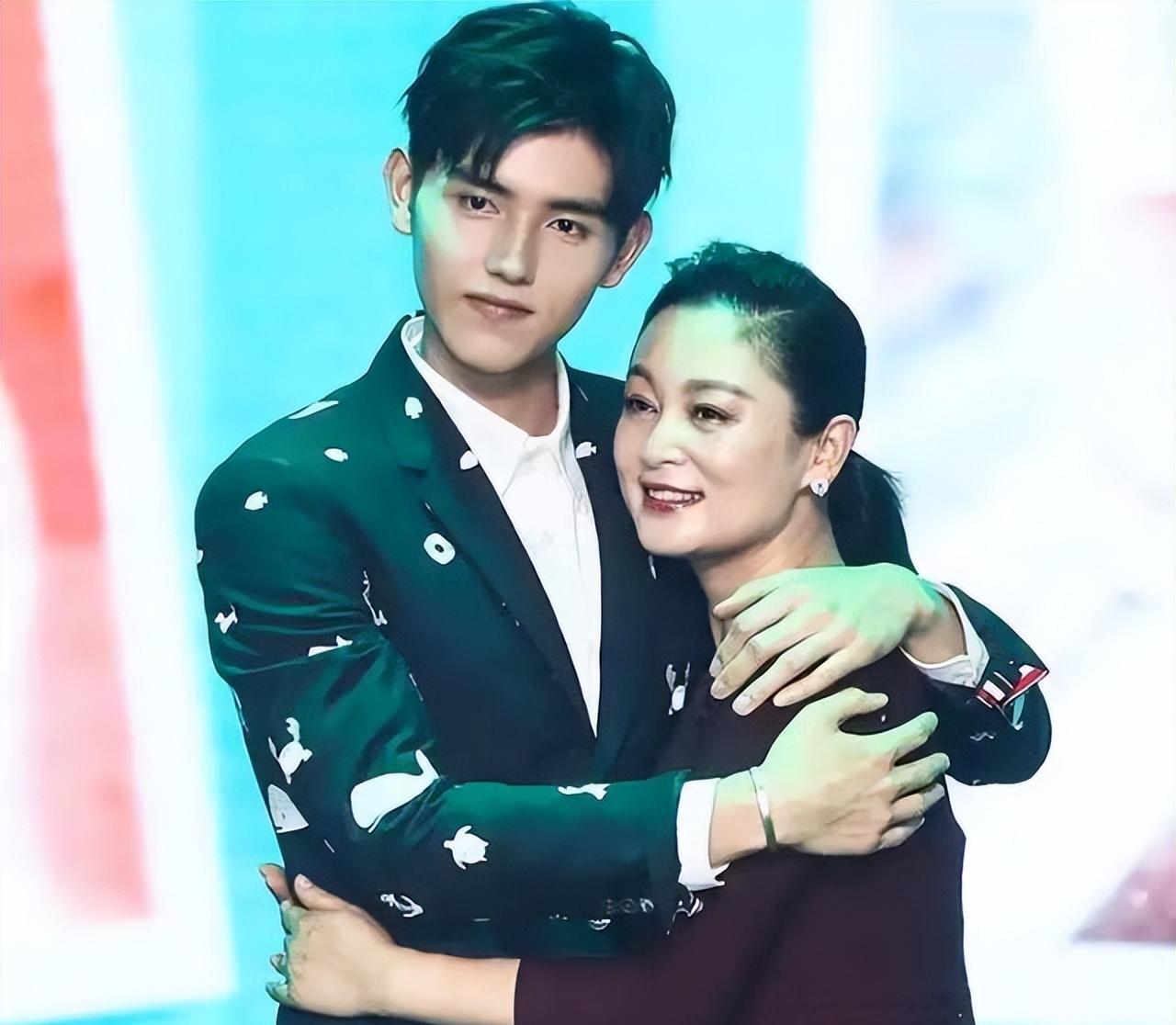 54岁的陈红和陈飞宇一起吃饭,美人妈妈帅气儿子,幸福的一家人_陈凯歌