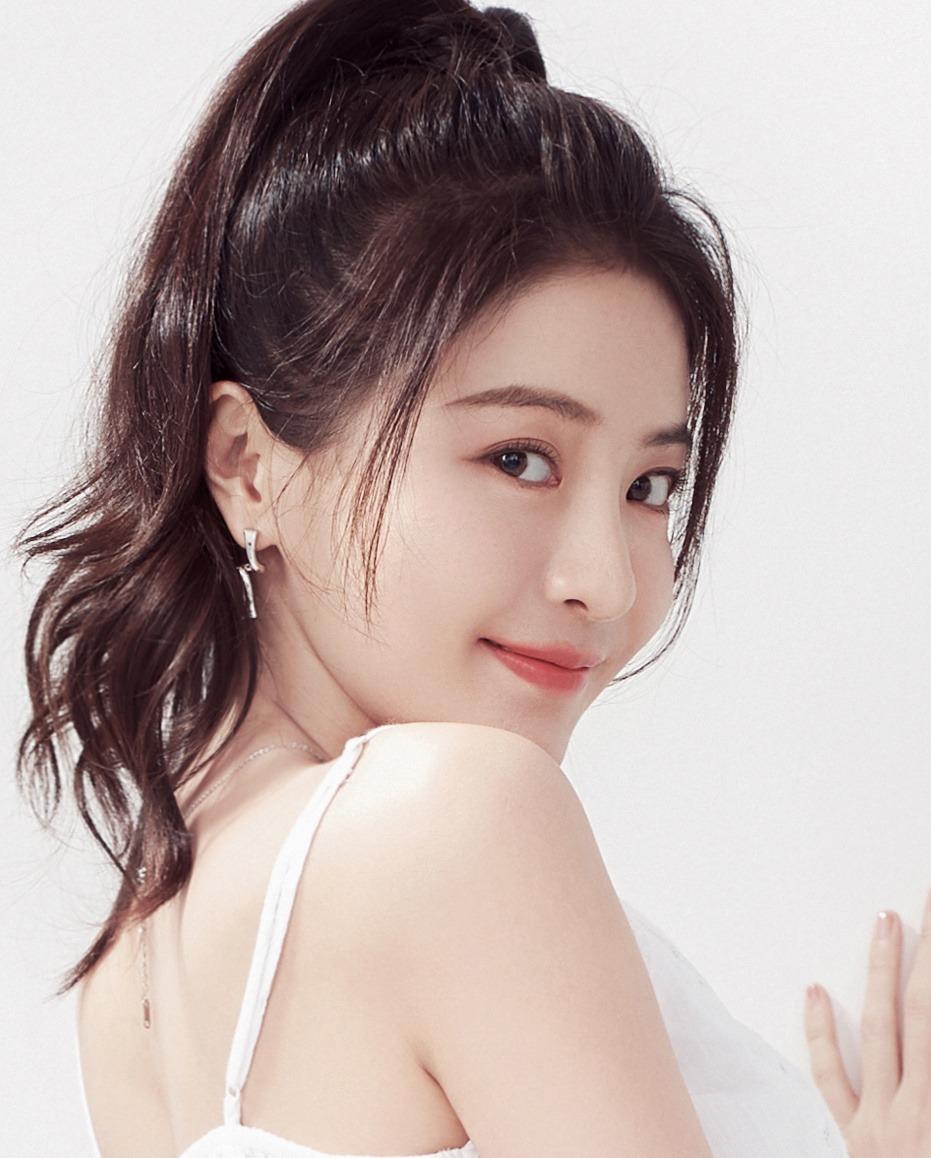 和谭松韵是北电同学,曾被称为小小林青霞,她还是《金玉良缘》女二_贡