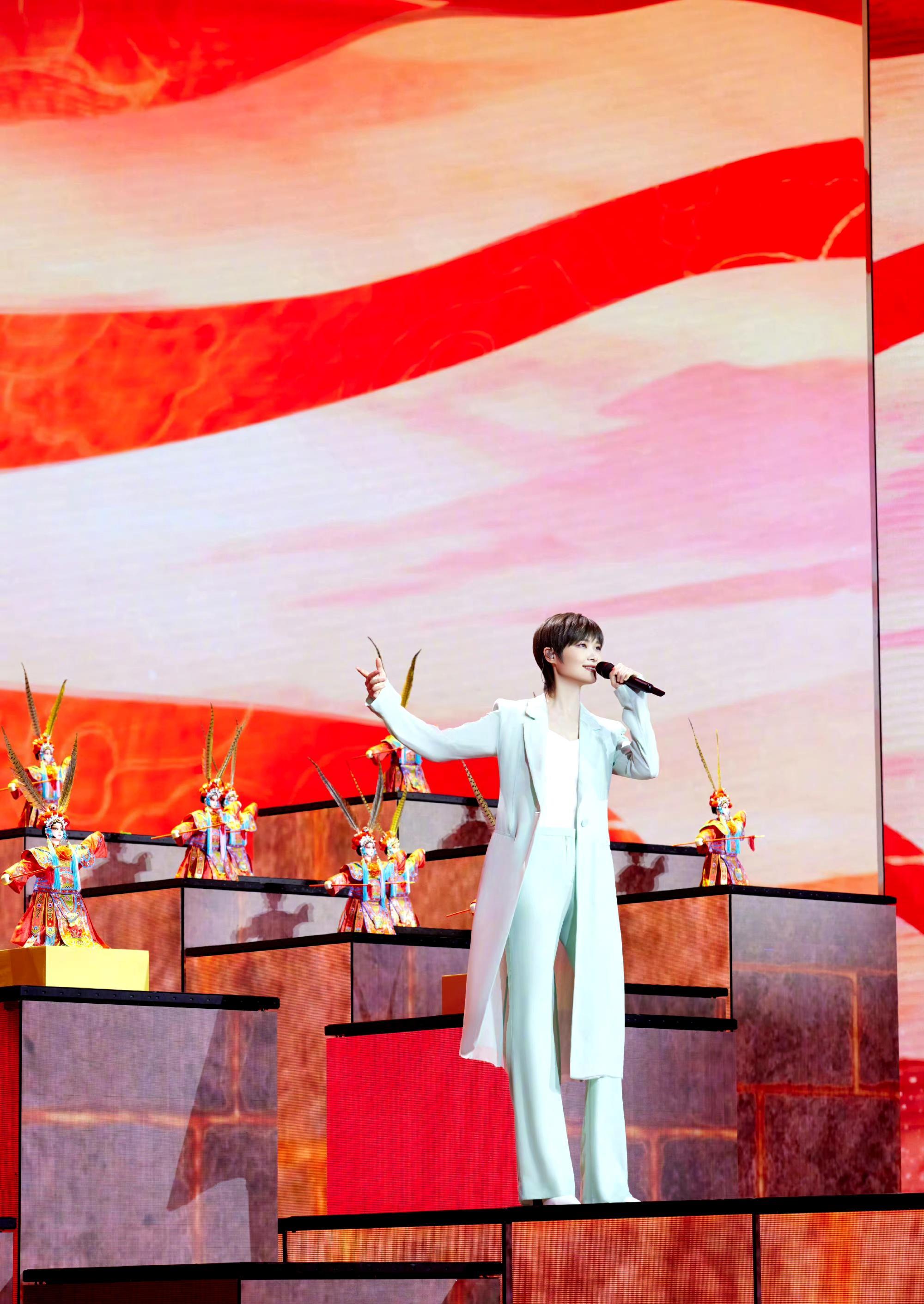 五四晚会:李宇春彰显中国人霸气 万茜撞衫王子文 任敏把珍珠贴脸上