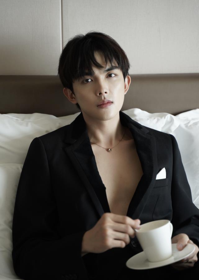 靠大8岁女友张雨绮出道,不好好拉琴只想红_黑色_姐姐_男朋友