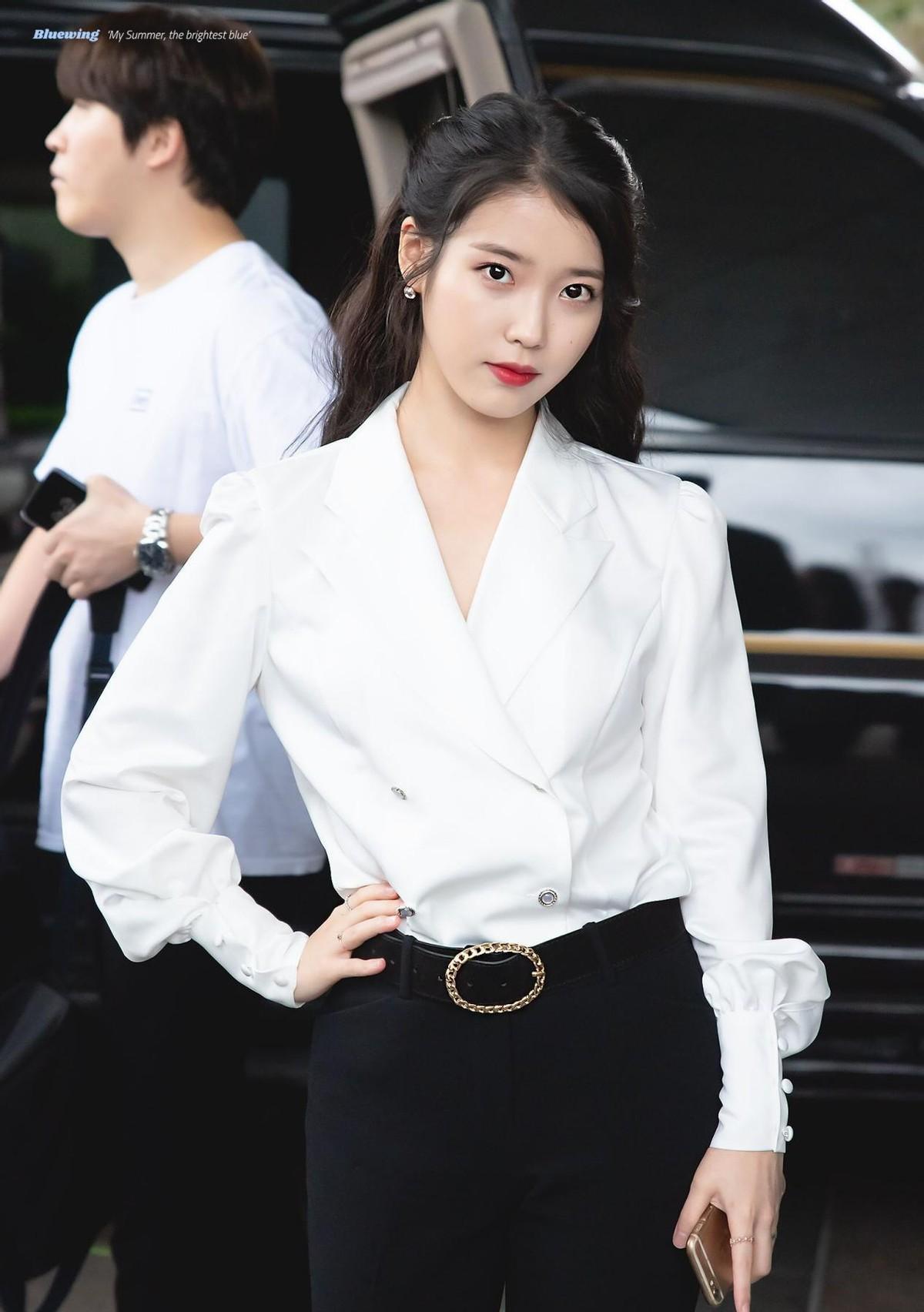 美腿下身选择短裙,洋装,裤装都可以随意搭配iu示范针织外套单穿她同样