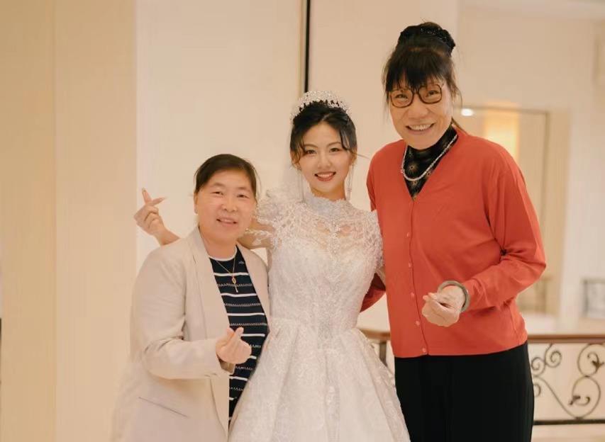 郑海霞出席男篮明星婚礼!