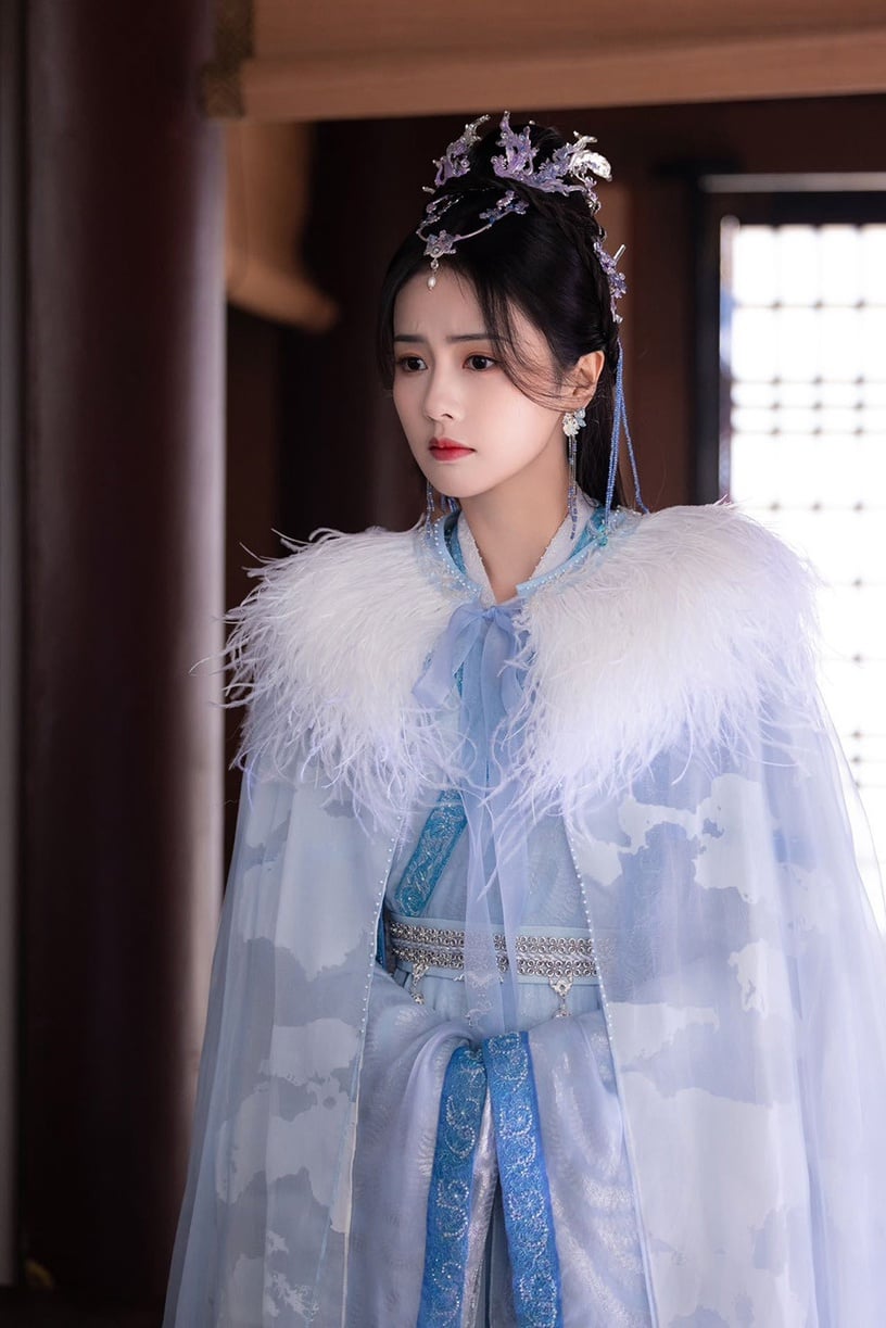 7:《长月烬明》蓝色软羽披风图片来源:微博@白鹿白鹿剧中也有大氅造型