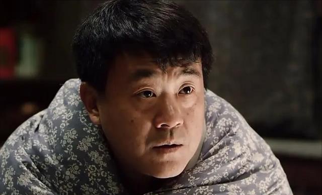 老师看到他如的努力,把全班学习最好的李海洋调在