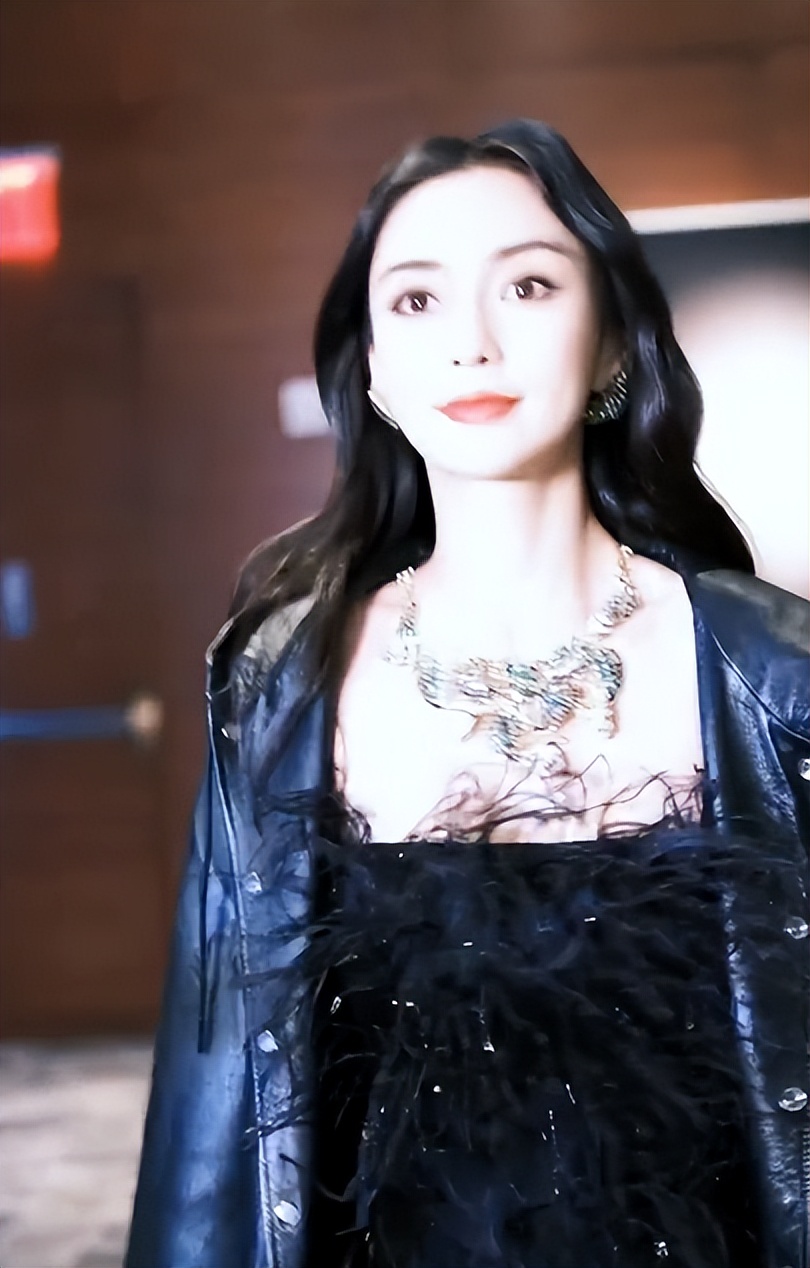 杨颖穿黑色长裙露出白皙香肩!雪肤玉貌美得让人窒息_吊带_金色_秀发