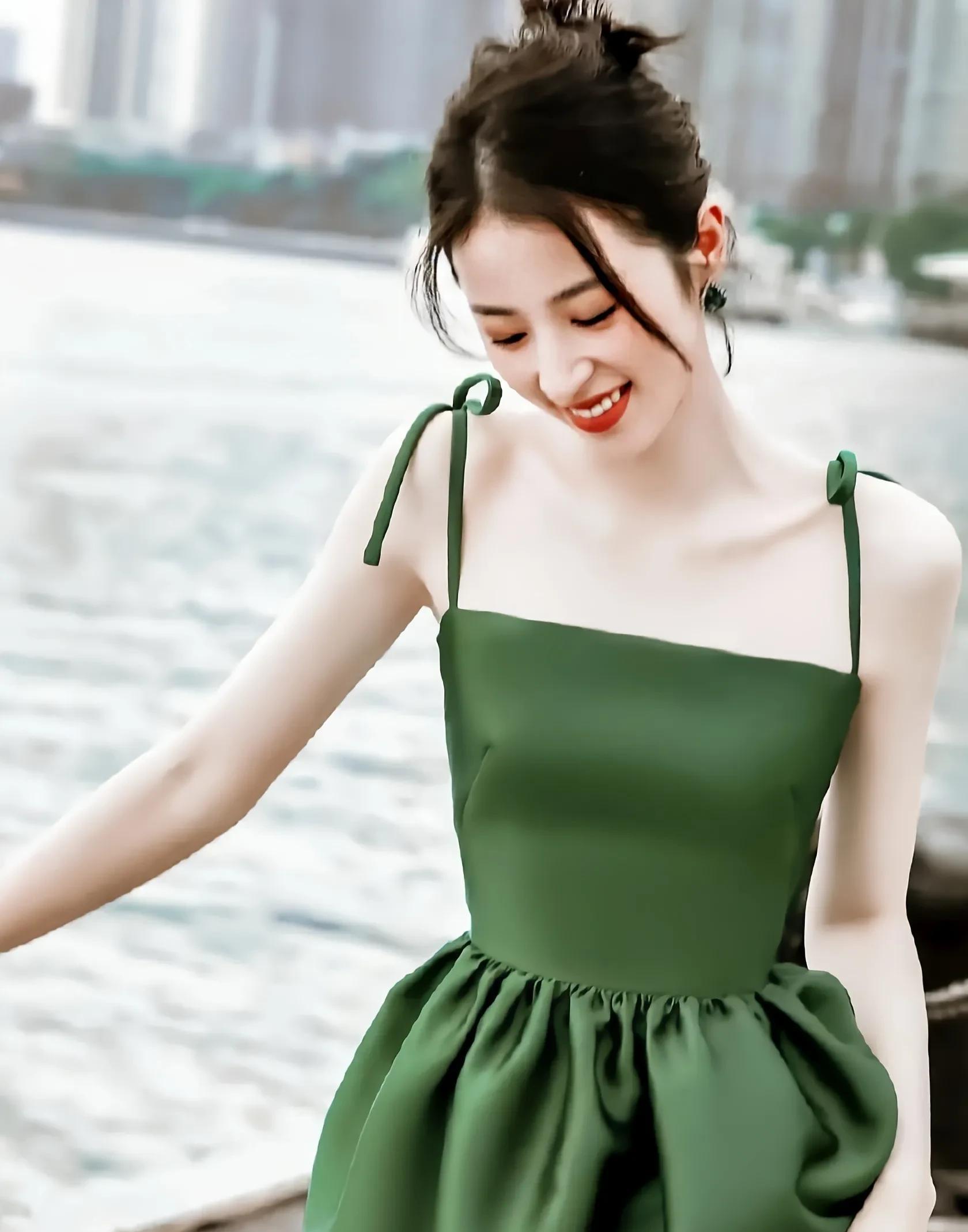 周雨彤 绿色吊带长裙香肩锁骨吸睛,魅力十足哦!_图片_网络_造型