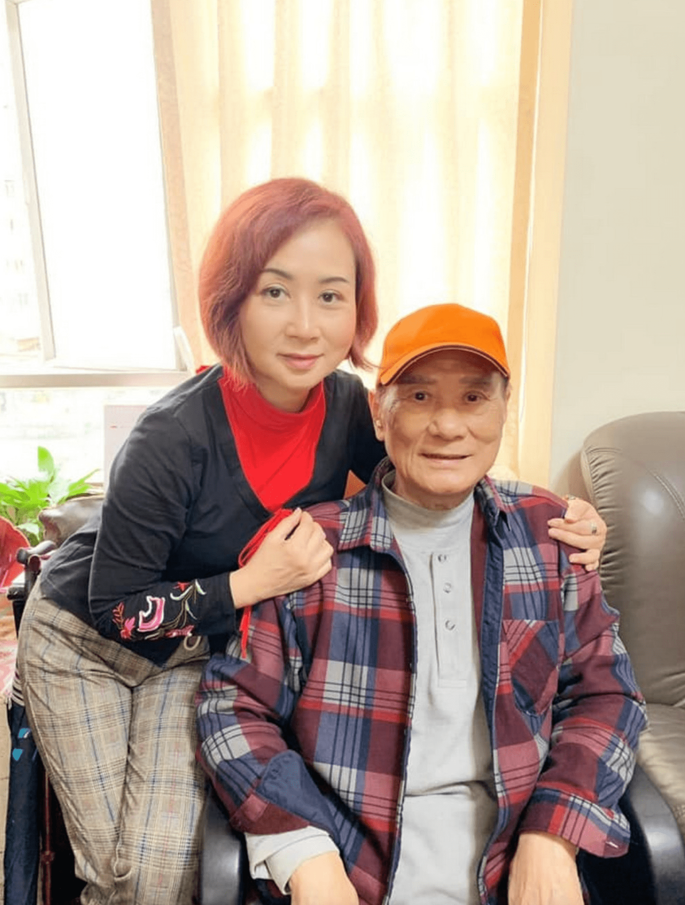 谭炳文56岁女儿转行做艺人，签约TVB跑龙套，已辞掉航空公司职务