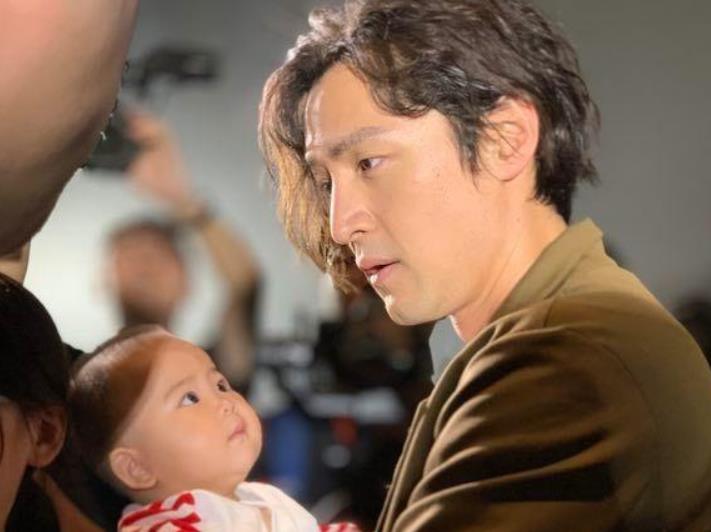 胡歌并没有晒出女儿的照片,工作室也只是提到了名字,并没有晒出小公主