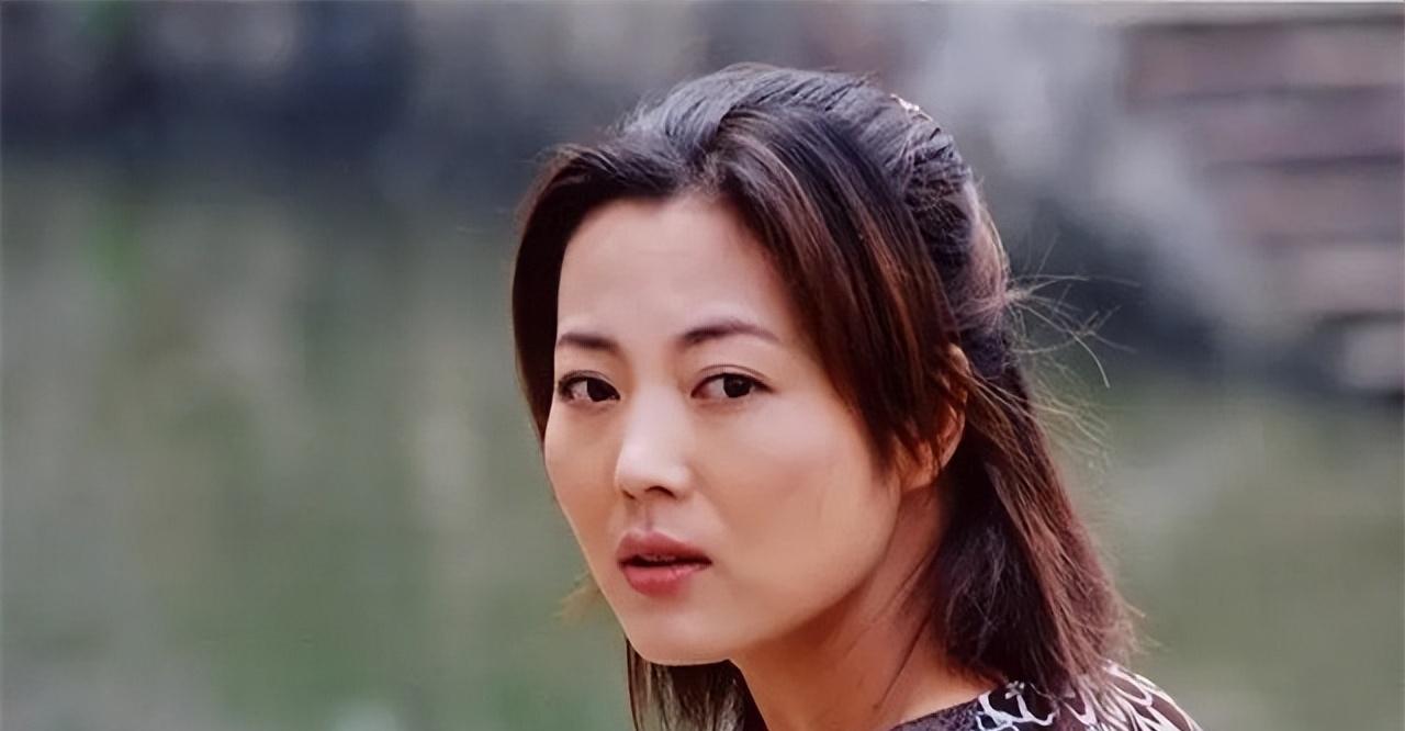 2001年王茜华凭借《当家的女人》中饰演的张菊香,摘得24届飞天奖优秀