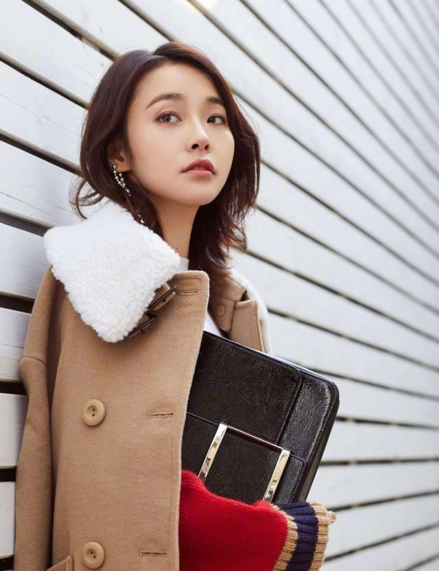 张佳宁裙子太短了,还没红色针织衫长,秀美腿被网友怒赞:细长直_写真照