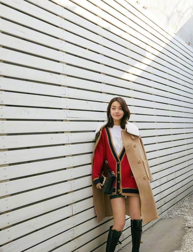 张佳宁裙子太短了,还没红色针织衫长,秀美腿被网友怒赞:细长直_写真照