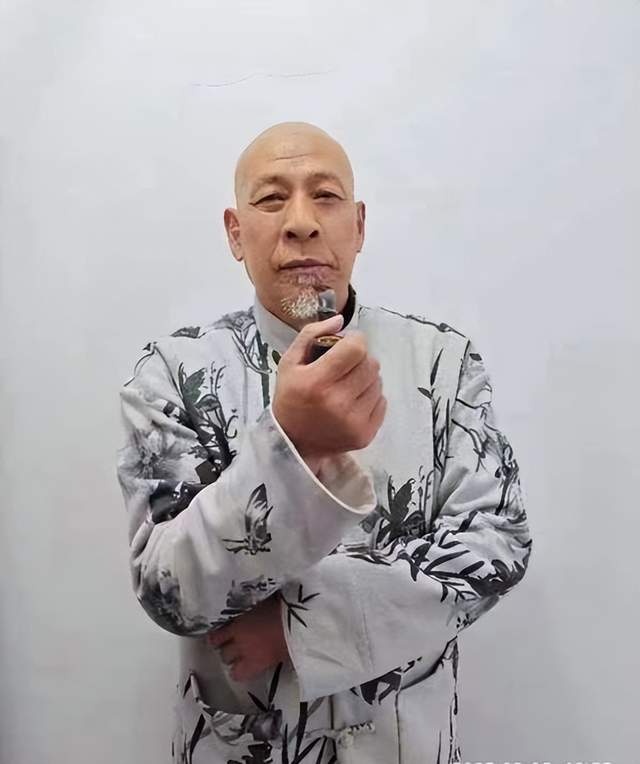 早年曾在河北省著名书法家陶然先生举办的书法学习班学习书法,结业时