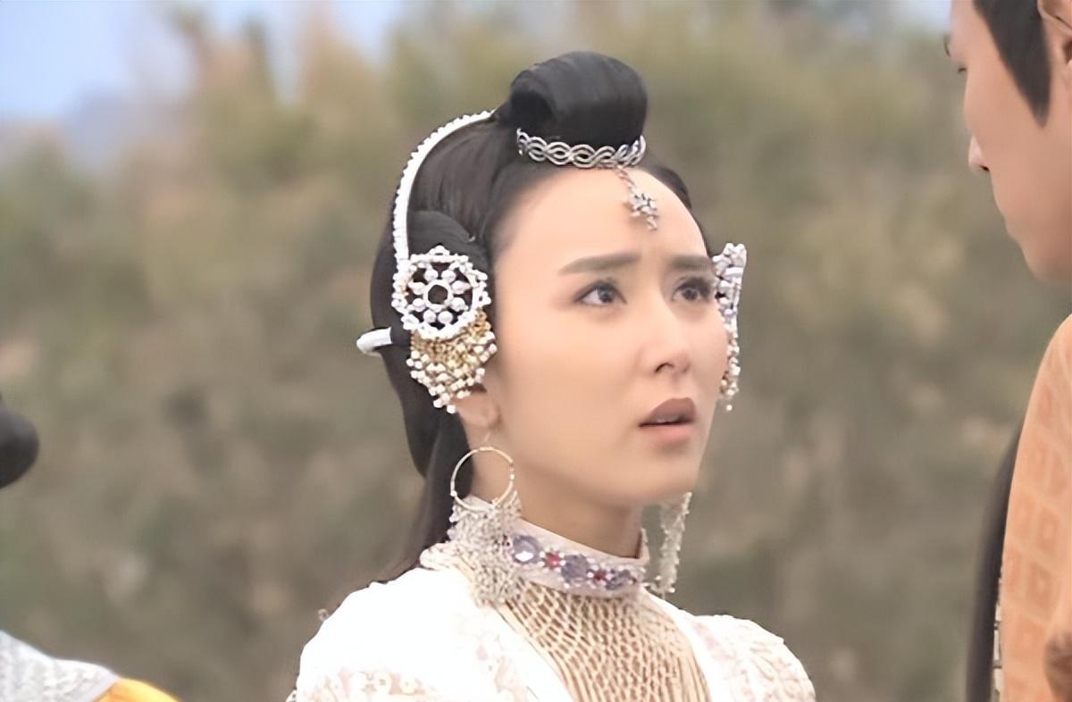 胡静的苏蓉蓉,既是黑珍珠,也是月亮城琵琶公主,算是个结合体