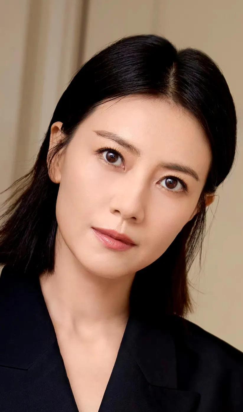 高圆圆的相貌非同一般,有一双清澈明亮的大眼睛,柔软的长发,白皙的