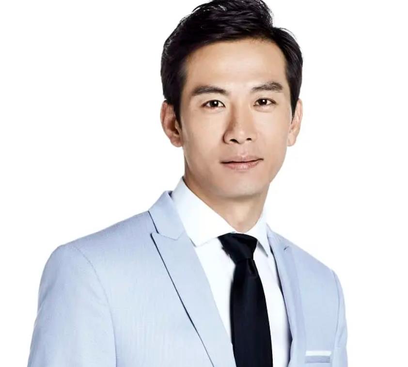 广东男星成新加坡3届视帝,衣锦还乡太开心,2届视后女子陪同_戚玉武