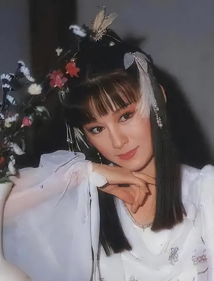 她是初代"最美小龙女",凭借在84年《神雕侠侣》一剧中的精彩表演,成为
