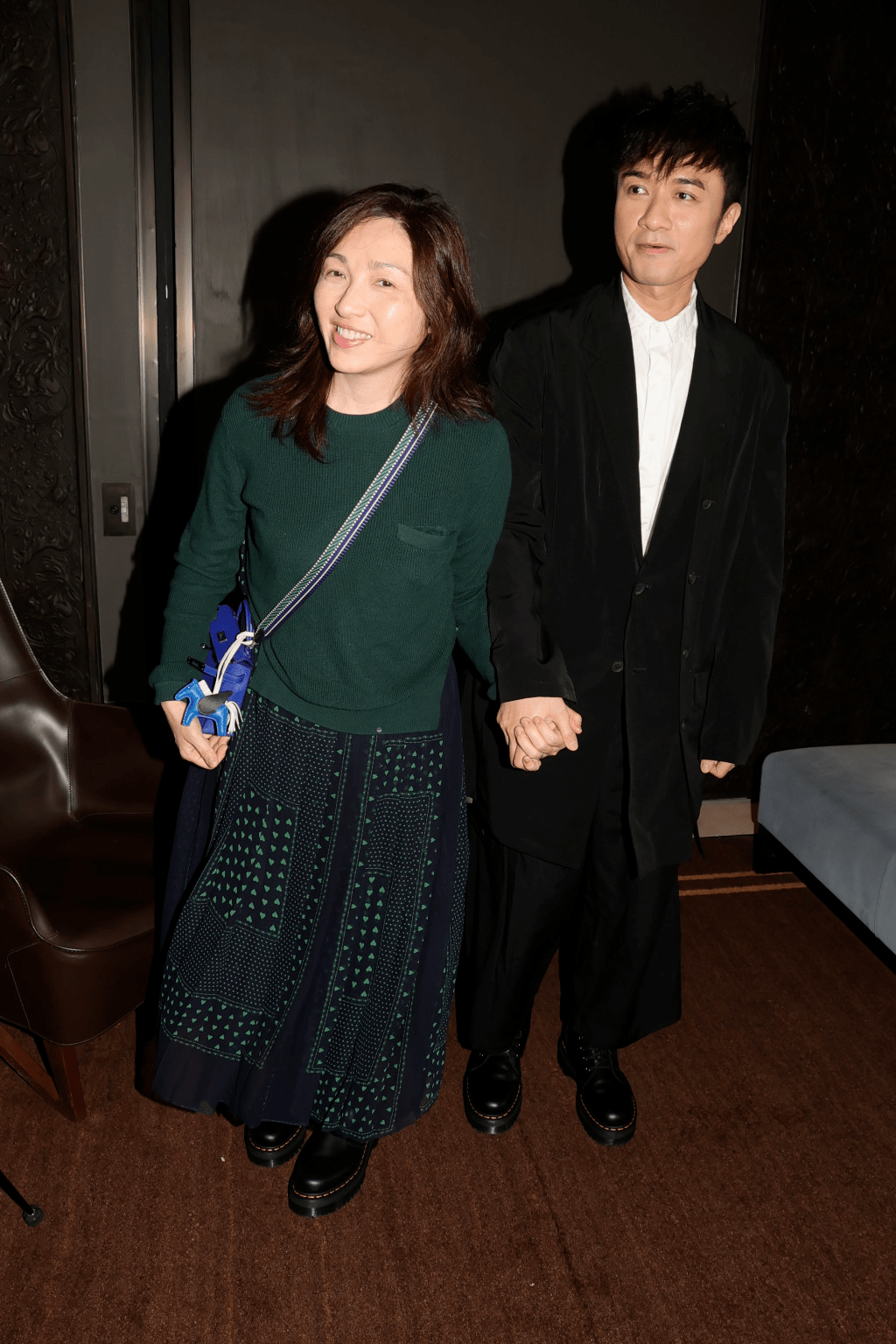 古巨基携妻参加婚礼,老婆素颜自然且自信,他倒很拘谨紧跟着老婆_显得