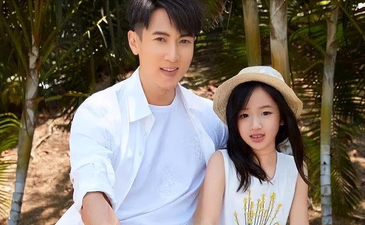 吴尊晒一家四口照,妻子林丽吟低调出镜,neinei气质变化有点大_生活