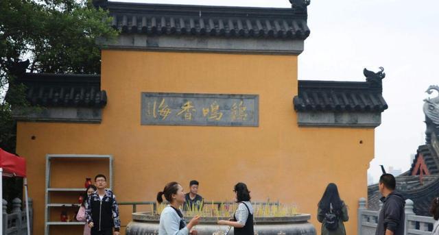 鸡鸣寺游客爆满设反悔门引导离寺，现代的回头是岸（许愿灵验了怎么还原）