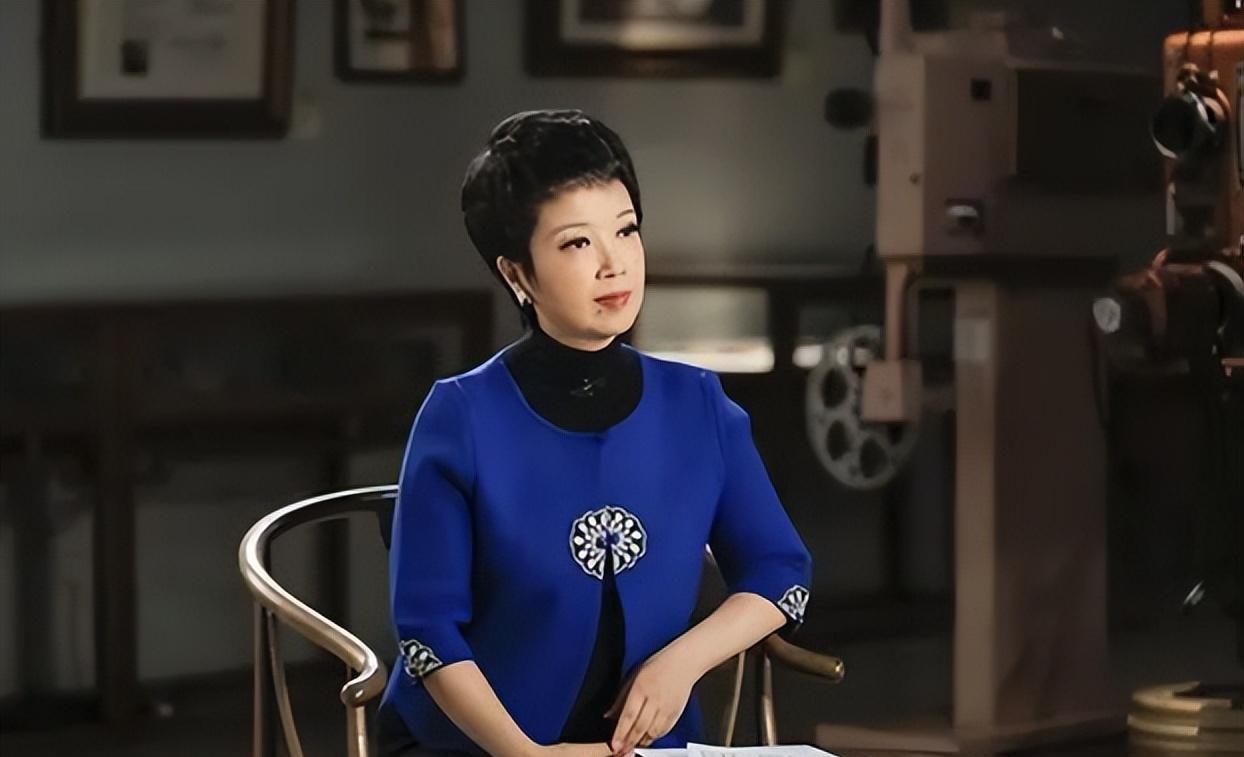 《夕阳红》主持人黄薇:她和蔡国庆青梅竹马,90后老妈经常把她逗哭