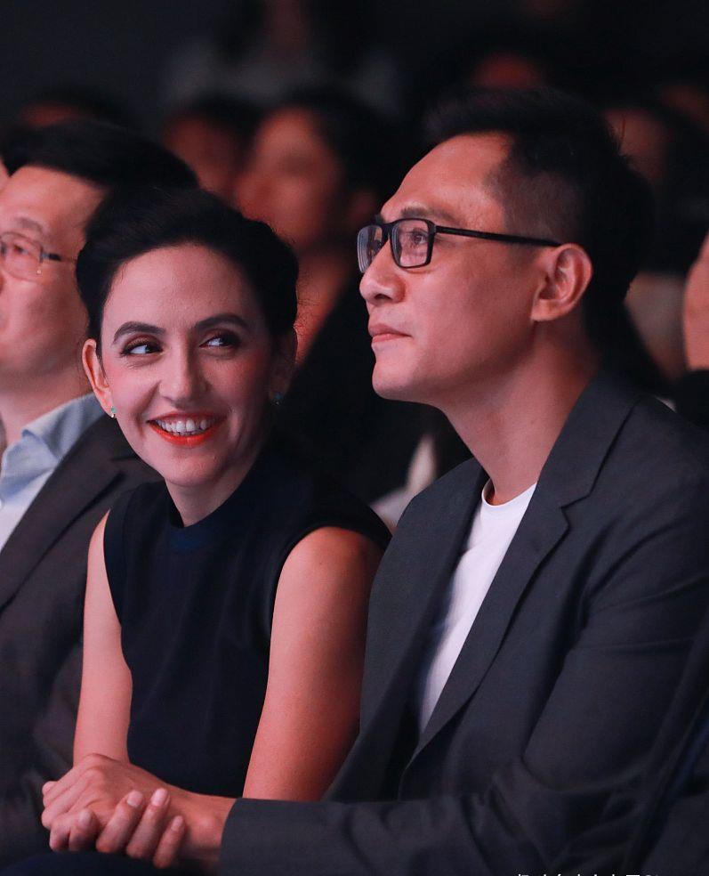 刘烨混血儿子诺一最新照曝光,意外撞脸丁真,妹妹霓娜长卷发抢镜_安娜