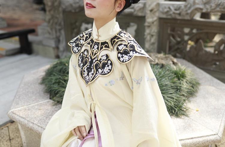 云肩元素在现代服饰中有哪些体现?在未来服装业具有怎样的挑战?