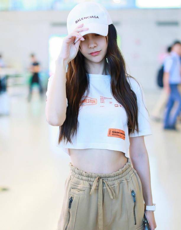 angelababy热搜风波后现身,露脐装秀马甲线,对镜甜笑心情不错