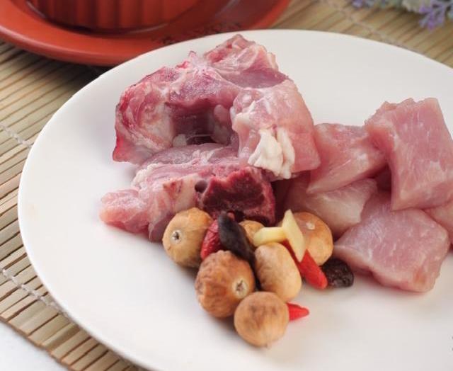 准备食材:主料:猪瘦肉300克,干贝30克,干无花果50克,党参8克,大枣5枚