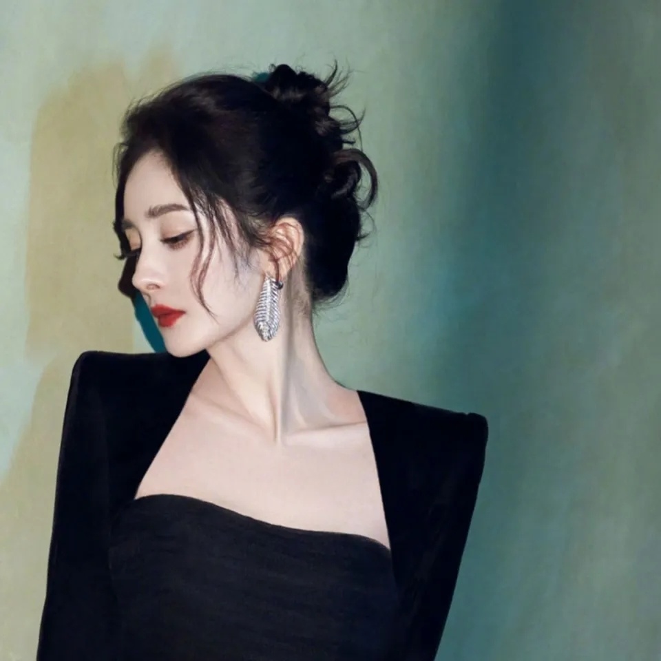 杨幂成立工作室后首晒照,肤白貌美御姐范十足,嘉行删除照片引争议