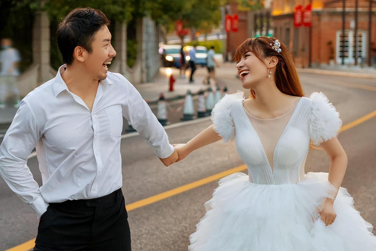 东方卫视万蒂妮,人红口碑好,被传婚变求助粉丝:大家帮我举报她_韩凌明