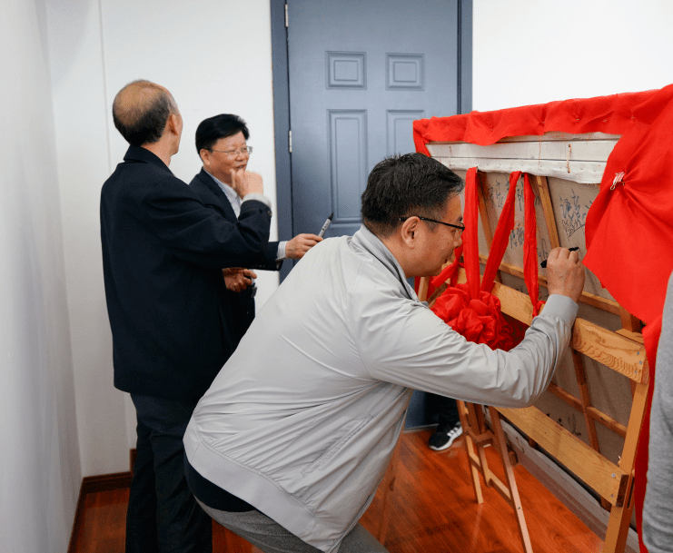 著名画家冯振华教授向泰州中学母校捐赠油画作品《安定书院的记忆》