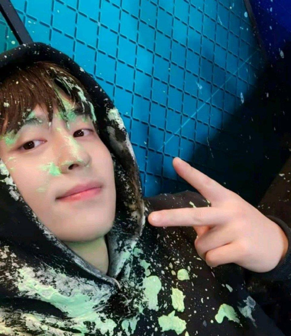 邓伦海边胶片风大片,蓝色格纹衬衫 松垮领带的搭配着实有些养眼