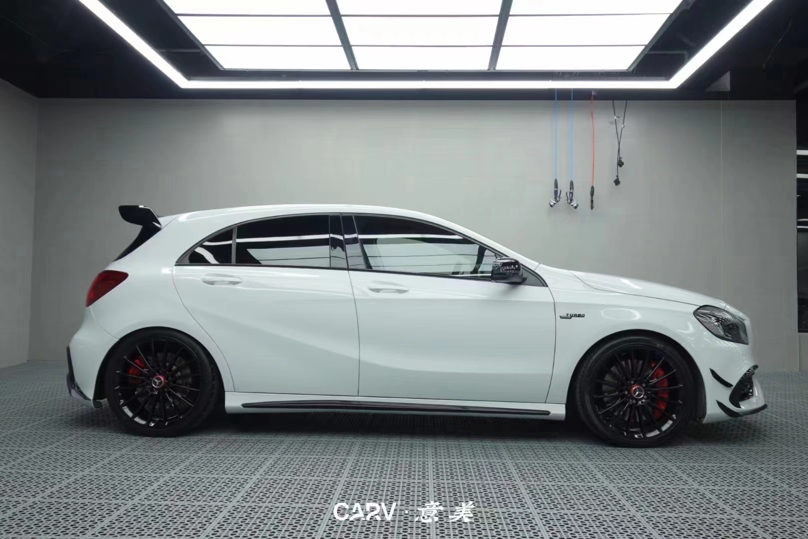 奔驰a45卡孚改色膜白金细花白,晶莹透亮带着冰凉_搜狐汽车_搜狐网